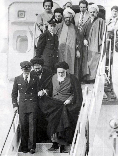 Файл:Imam Khomeini in Mehrabad.jpg
